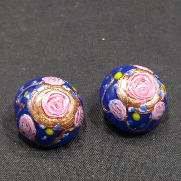 Vintage 1940s Italian Wedding Cake Rose Clip Earrings, Dark Blue Pink Roses - Picture 9 of 10